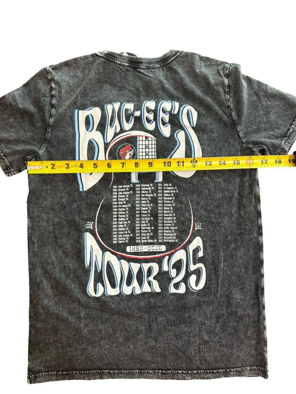 Buc-ee's T-Shirt Youth L Gray Acid Wash Tour '25 Guitar Graphic Short Sleeve Tee